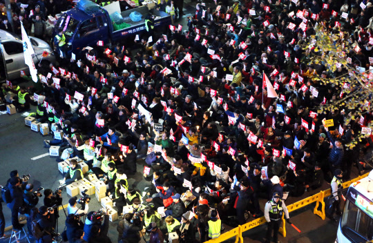 부산 번화가 가득 채운 촛불 인파        (부산=연합뉴스) 차근호 기자 = 3일 오후 부산 부산진구 서면 쥬디스태화 앞에서 열린 촛불집회에서 시민들이 박근혜 대통령 퇴진을 요구하고 있다. 2016.12.3      ready@yna.co.kr(끝)  (끝)